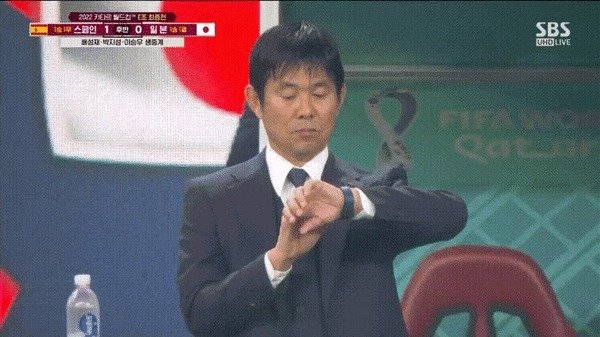 일본 축구대표팀 모리야스 하지메 감독. 스페인에 뒤지고 있음에도 여유로운 태도를 보인 모습이 화제가 되고 있다. SBS 갈무리