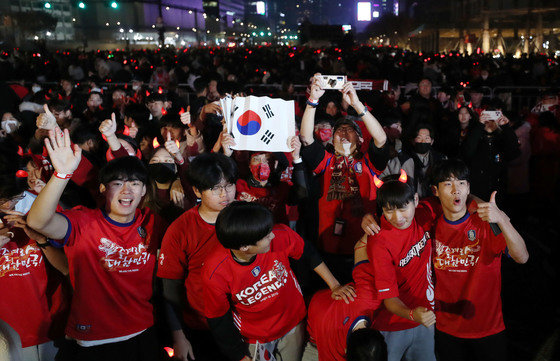 붉은악마와 시민들이 지난달 24일 서울 광화문광장에서 2022 카타르 월드컵 H조 조별리그 1차전 대한민국과 우루과이의 경기 거리응원을 마치며 취재진을 향해 포즈를 취하는 모습(뉴스1DB)ⓒ News1