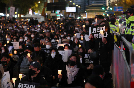 촛불행동 회원과 시민들이 5일 오후 서울시청역 앞에서 열린 이태원 참사 희생자 추모촛불집회에서 촛불을 들고 있다. 2022.11.5/뉴스1