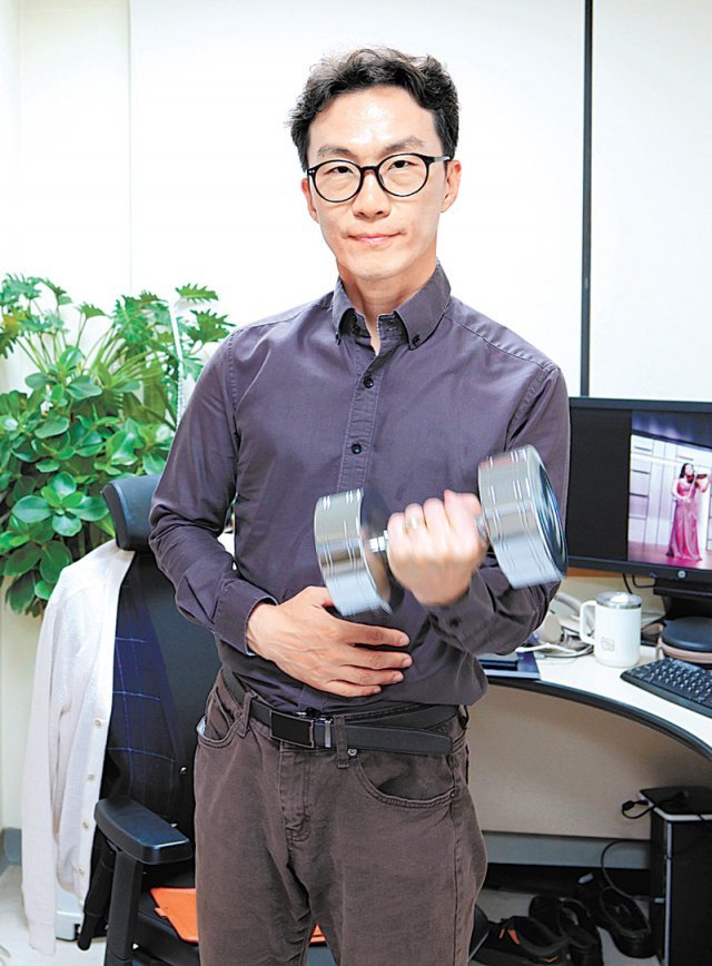 권교수는 연구실에도 간단한 장비를 비치한 후 틈틈이 근력 운동을 한다. 서울대병원 제공