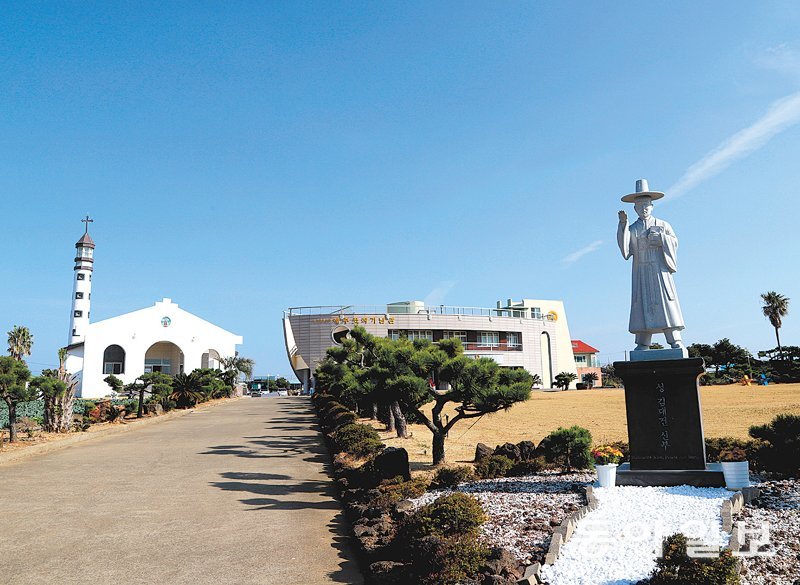 용수성지에 있는 김대건 신부 동상과 기념성당.