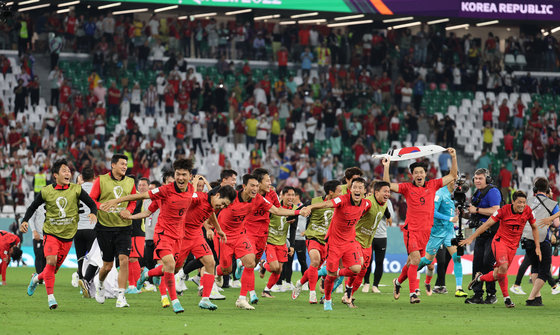 2일 오후(현지시간) 카타르 알라이얀 에듀케이션 시티 스타디움에서 열린 2022 카타르 월드컵 조별리그 H조 3차전 대한민국과 포르투갈의 경기에서 2대 1로 승리하며 16강 진출을 확정지은 대한민국 선수들이 응원단을 향해 달려가고 있다. 2022.12.3 뉴스1