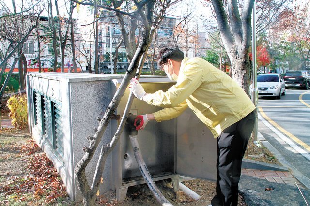 광주시는 1일 비상사태가 발생해 상수도 공급이 중단되면 최소한의 생활용수 등을 시민들에게 공급하는 민방위 비상급수시설을 점검했다. 광주시 제공