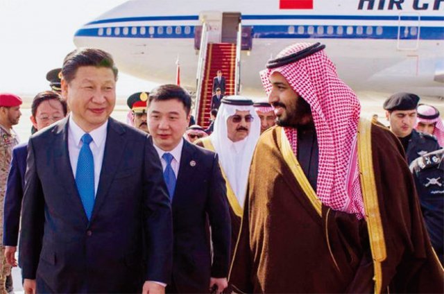 시진핑 중국 국가주석(왼쪽)이 2016년 1월 사우디아라비아를 방문해 영접 나온 무함마드 빈 살만 왕세자와 나란히 걷고 있다. [SPA]