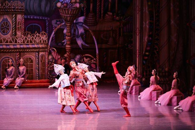 유니버설발레단의 ‘호두까기인형’ 2막에서 러시아 인형들의 춤이 펼쳐지는 장면이다. UBC 제공