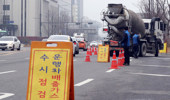 서울시 직원들이 서울 세종로에서 배출가스 수시점검을 하고 있다.