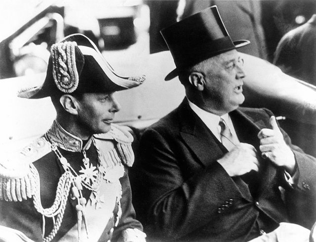 1939년 미국을 방문한 조지 6세 영국 국왕(왼쪽)과 프랭클린 루즈벨트 대통령(오른쪽). 프랭클린 루즈벨트 대통령 도서관 홈페이지