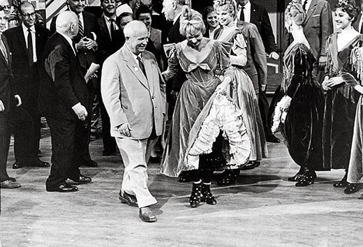 1959년 미국 방문 때 할리우드를 찾은 니키타 흐루쇼프 소련 공산당 서기장(왼쪽)이 영화 촬영장에서 여배우 셜리 매클레인(오른쪽)과 춤을 추는 모습. 스미소니언 매거진