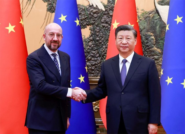 시진핑 중국 국가주석(오른쪽)이 1일 베이징 인민대회당에서 샤를 미셸 유럽연합(EU) 정상회의 상임의장과 만나 악수하고 있다. 베이징=신화 뉴시스
