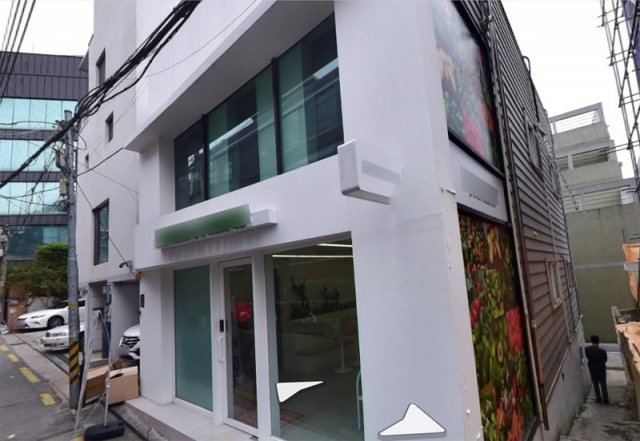 성매매 알선 조직이 운영하던 서울 강남구의 샐러드 배달 전문식당. 이들은 식당을 통해서만 올라갈 수 있는 2층에 비밀 사무실을 차리고 성매매를 알선했다. 서울경찰청 제공