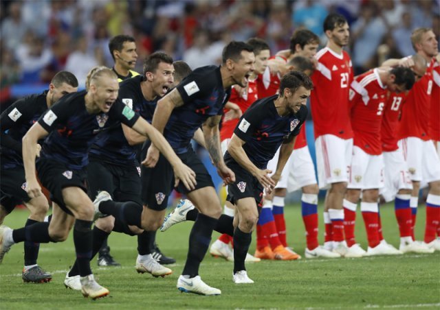 2018년 러시아 월드컵 8강전에서 크로아티아 선수들이 러시아와의 승부차기(4-3)에서 승리한 뒤 환호하며 달려나가고 있다. 월드컵 역사상 서른 번째 승부차기다. 소치=AP 뉴시스