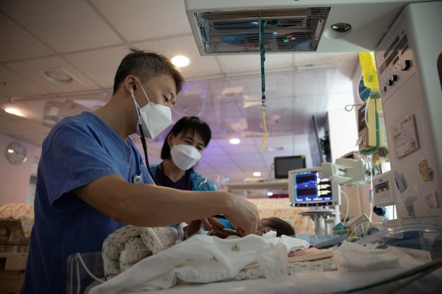 경희대병원 제5중환자실 의료진이 미숙아 아기들을 돌보고 있다. 경희대병원 제공