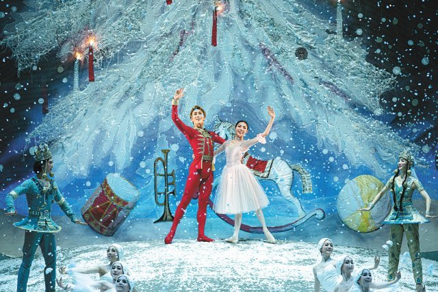 국립발레단 ‘호두까기인형’의 2막 후반, 크리스마스트리 앞에서 마리와 왕자로 변한 호두까기인형이 결혼식을 올린다. 국립발레단 제공