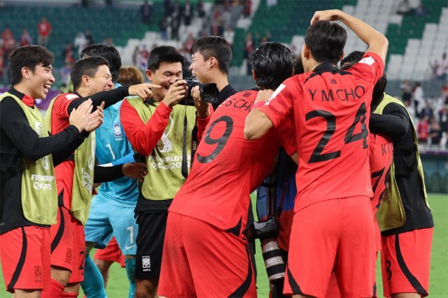 이 순간을 영원히… 3일 포르투갈과의 H조 최종전에서 2-1로 승리하고 16강 진출을 확정한 한국 선수들이 기념촬영을 하며 기뻐하고 있다. 알라이얀=뉴시스