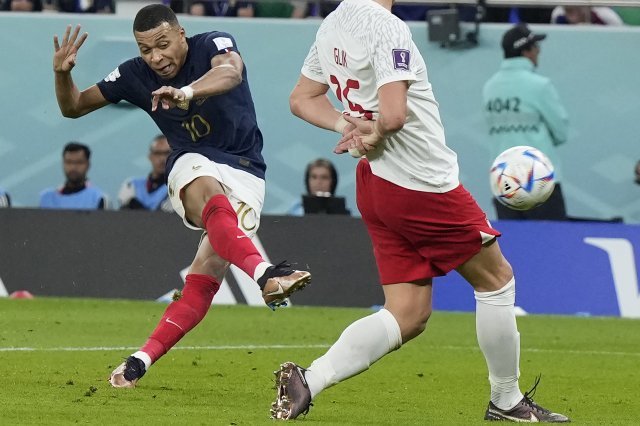 프랑스의 킬리안 음바페(왼쪽)가 5일 카타르 도하의 앗수마마 스타디움에서 열린 카타르 월드컵 폴란드와의 16강전에서 1-0으로 앞선 후반 29분 강력한 중거리슈팅으로 골을 넣고 있다. 도하=AP 뉴시스