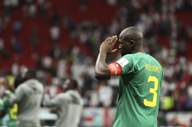 16강전 이후 경기장에 응원 온 자국 관중들과 작별인사를 하는 세네갈의 칼리두 쿨리발리. 알코르=AP 뉴시스