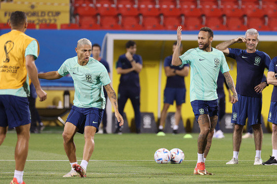 브라질 축구대표팀 네이마르와 히샬리송이 2022카타르 월드컵 16강 한국과의 경기를 하루 앞둔 4일 오후(현지시간) 카타르 알아라비 SC훈련장에서 훈련을 하고 있다. 2022.12.5/뉴스1