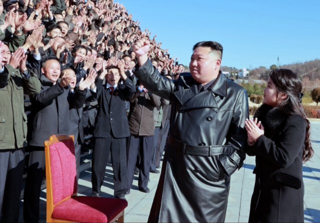 김정은 북한 국무위원장이 11월 18일 ‘화성-17형’ 대륙간탄도미사일(ICBM) 발사에 참여했던 공로자들을 격려하는 자리에 둘째 딸 김주애를 동행했다. 11월 27일 조선중앙통신 보도. 뉴시스