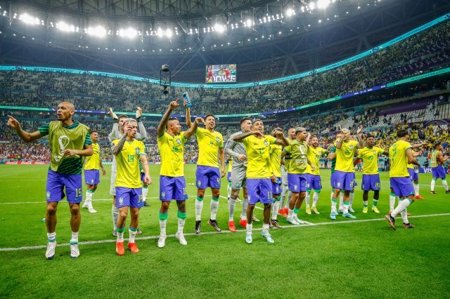 브라질 축구대표팀이 지난달 24일(현지시간) 카타르 루사일 시티의 루사일 스타디움에서 열린 2022 카타르 월드컵 G조 1차전 세르비아와의 경기에서 승리한 후 환호하고 있다. 게티이미지코리아