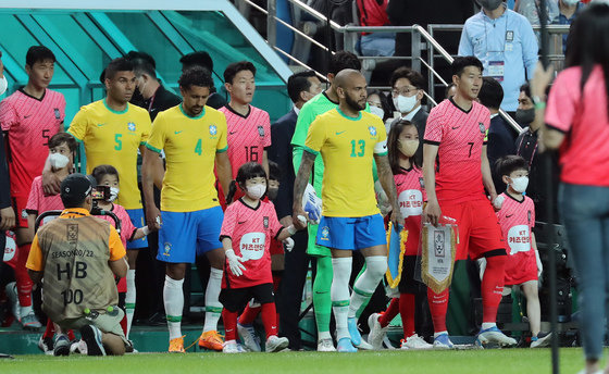 2일 오후 서울 마포구 서울월드컵경기장에서 열린 대한민국과 브라질과의 친선 경기에 앞서 양팀 선수들이 그라운드에 입장하고 있다. 2022.6.2/뉴스1 ⓒ News1