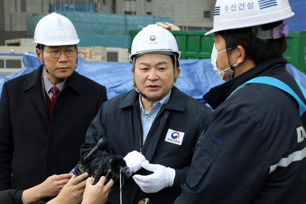 원희룡 국토교통부 장관이 민주노총 공공운수노조 화물연대본부의 집단운송거부(총파업) 사태 12일째인 5일 오전 부산의 한 공사장을 방문하여 건설노조의 동조파업 관련 공사 중단에 대해 공사 관계자와 이야기를 나누고 있다. 2022.12.5/뉴스1