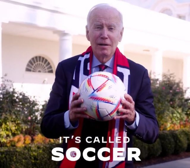 조 바이든 미국 대통령이 3일(현지 시간) 카타르 월드컵 16강 미국과 네덜란드 경기를 앞두고 트위터에 올린 응원 영상에서 ‘축구는 사커라고 부른다’고 말하고 있다. 트위터 캡처