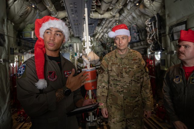 크리스마스 공수작전에 참여한 미 공군이 산타모자를 착용하고 수송기에 탑승했다. 미 공군제공