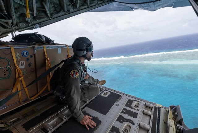 미 공군이 수송기에 괌 인근 작은섬 주민들에게 전달할 선물을 싣고 이동하고 있다. 미 공군 제공