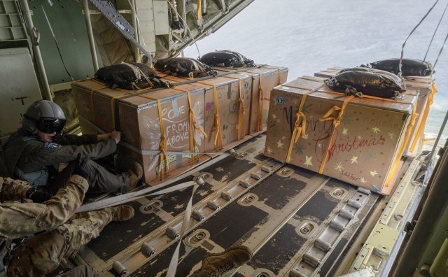 미 공군이 참여한 크리스마스 공수작전에서 괌 인근 작은섬 상공에서 주민들에게 전달할 선물을 낙하산에 달아 투하하고 있다. 미 공군 제공