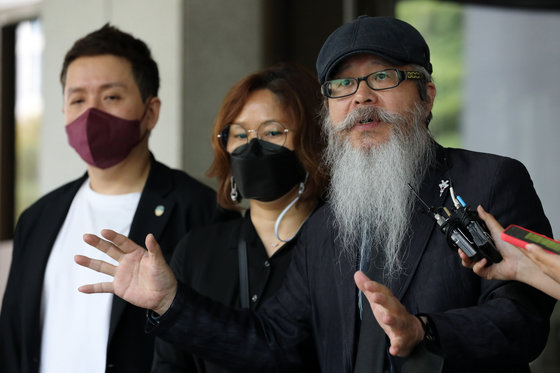 고(故) 이예람 중사 아버지 이주완씨가 지난 9월 서울 서초구 대법원 앞에서 판결에 대한 입장을 밝히는 모습.