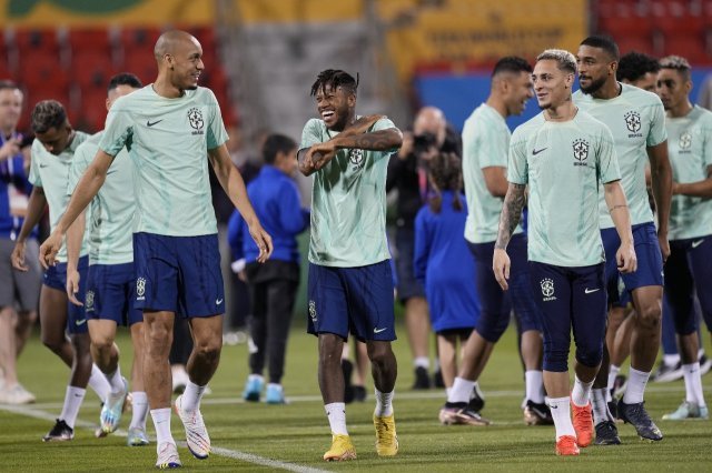 한국과의 2022 카타르 월드컵 16강전을 하루 앞두고 훈련하는 브라질 대표팀 선수들. 이날 훈련장에는 골키퍼 3명을 제외한 23명 중 18명 만이 정상 훈련을 소화했다. 도하=AP 뉴시스
