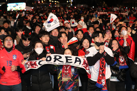 붉은 악마와 시민들이 3일 새벽 서울 세종대로 광화문광장에서 열린 2022 카타르 월드컵 H조 조별리그 3차전 대한민국과 포르투갈의 경기 거리응원에서 대한민국이 포르투갈을 2대1로 누르고 승리한 뒤 같은 조 우루과이와 가나의 경기 결과를 지켜보고 있다. 2022.12.3/뉴스1