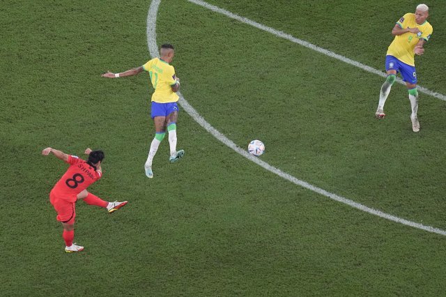 백승호(왼쪽)가 6일 카타르 도하의 974스타드움에서 열린 카타르 월드컵 브라질과의 16강전에서 골을 넣고 있다. 도하=AP 뉴시스
