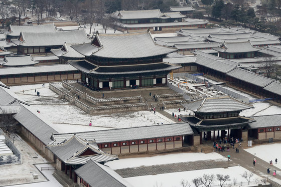 수도권 일대에 눈이 내린 3일 오전 서울 종로구 경복궁 일대에 하얗게 눈이 쌓여 있다. 2022.12.3/뉴스1 ⓒ News1