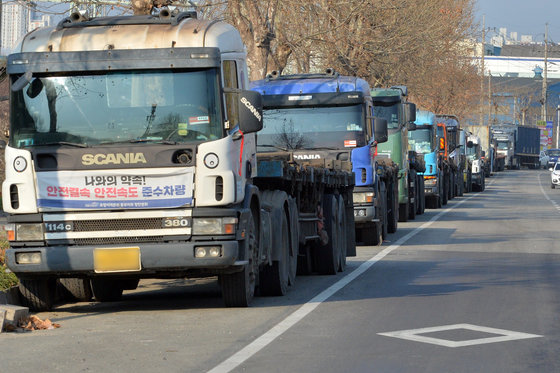 6일 오전 민주노총 화물연대의 총파업이 계속되고 있는 가운데 경북 포항시 남구 철강관리공단 주요 도로에는 파업에 참여한 조합원들의 차량이 주차돼 있다.2022.12.6 뉴스1