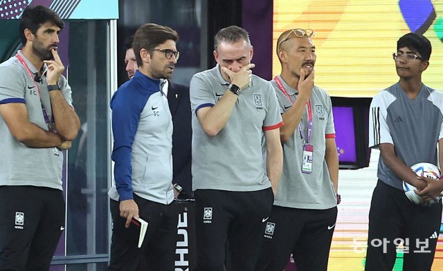 6일(한국시간) 카타르 도하 974스타디움에서 열린 브라질과의 경기에서 한국팀이 고전을 면치 못하자 벤투감독과 코지진이 고민에 빠져있다. 도하=송은석 기자 silverstone@donga.com
