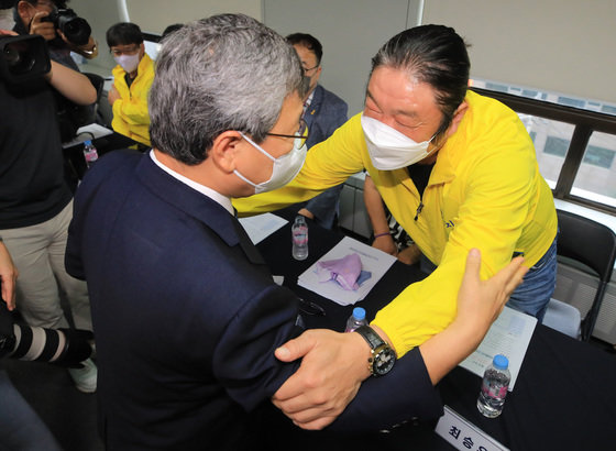 정근식 진실·화해를위한과거사정리위원회 위원장이 24일 오전 서울 중구 위원회 대회의실에서 형제복지원 인권침해 사건 진실규명 관련 기자회견을 마치고 사건 피해자들을 안아주고 있다. 2022.8.24/뉴스1