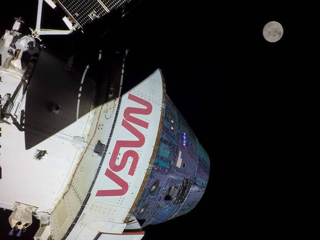4일(현지시간) ‘아르테미스(Artemis) I(1호)’의 무인 우주선 ‘오리온’에 장착된 카메라가 달 상공 130km를 비행하며 ‘플라이바이’를 준비하는 가운데 포착한 달의 모습. 2022.12.04/뉴스1