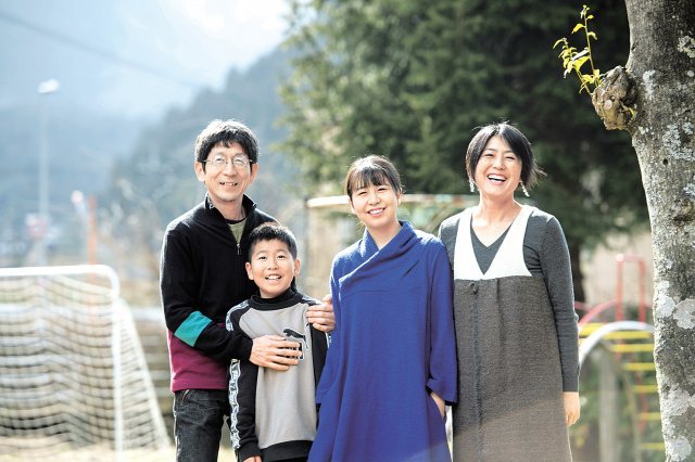 일본 돗토리현 지즈초 마을에서 수제맥주 공방과 빵집을 운영하는 부부 와타나베 이타루 씨(왼쪽)와 마리코 씨(오른쪽)가 자녀들과 웃고 있다. 더숲 제공