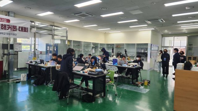 2022 그리너 메이커스페이스 해커톤에 참여한 팀들이 제품을 개발하고 있는 모습, 출처: 서울과학기술대학교 창업지원단