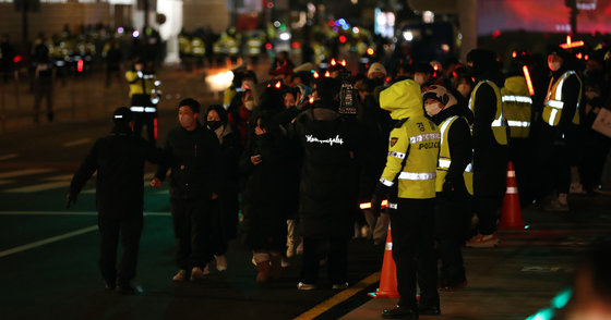 붉은 악마와 시민들이 6일 새벽 서울 세종대로 광화문광장에서 열린 2022 카타르 월드컵 16강전 대한민국과 브라질의 경기 거리응원을 앞두고 경찰과 현장 자원 봉사자들의 안내에 따라 이동하고 있다. 2022.12.6 뉴스1