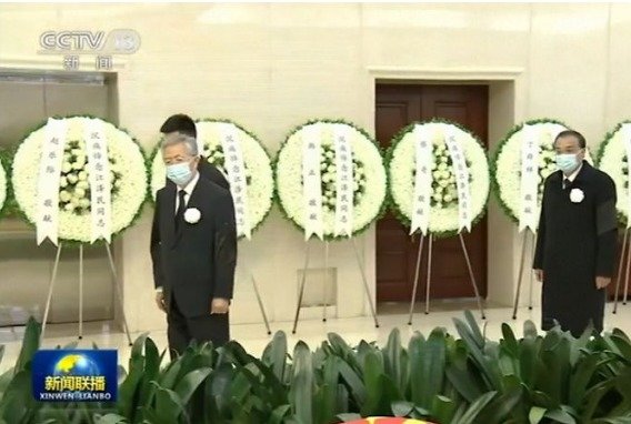 왼쪽이 후진타오 전 주석, 오른쪽이 리커창 총리. 장쩌민 전 주석 추목식에 참석하고 있다. CCTV 갈무리