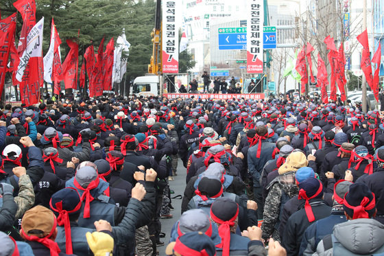 6일 오후 대구 수성구 범어동 국민의힘 대구시당 앞에서 열린 민주노총 대구지역본부 총파업·총력투쟁대회에서 노조원들이 구호를 외치고 있다. 2022.12.6 뉴스1