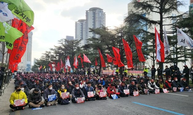 민주노총 대구지역본부와 야당 등은 6일 오후 대구 수성구 범어동 국민의힘 대구시당 앞에서 총파업·총력투쟁대회를 열고 안전운임제 확대 등을 요구했다. 2022.12.6 뉴스1