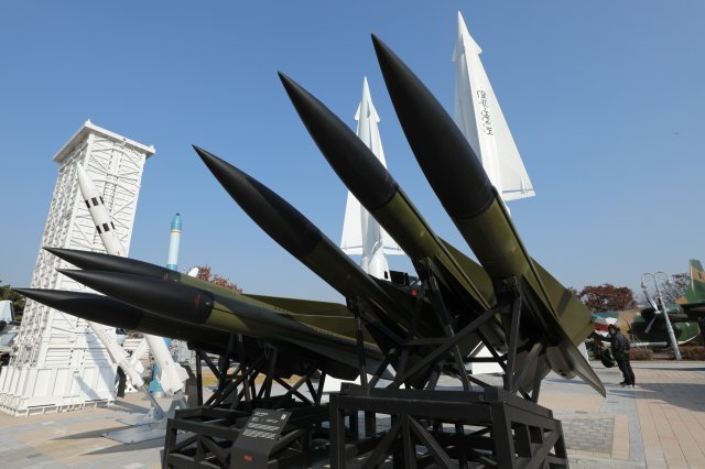 북한이 8일 만에 단거리탄도미사일(SRBM)을 발사한 17일 서울 용산구 전쟁기념관에 미사일 모형이 전시돼 있다. 2022.11.17/뉴스1