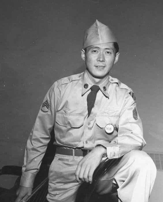 28개월 간 중공군 포로로 잡혀있다 미국으로 돌아온 미야무라는 28세이던 1953년 미 육군 하사로 전역했다. 출처 미국 국립기록보관소