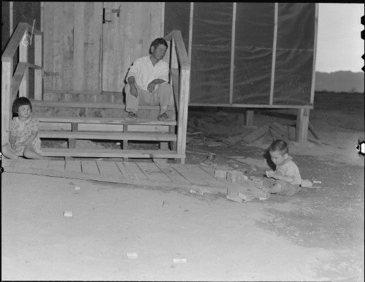 미국 애리조나주의 황량한 사막에 있는 포스턴(Poston)에 설치된 일본인 강제수용소. 일본의 진주만 공습 이후 일본계 미국인들은 1942년부터 1945년 초까지 미국 사회와 격리된 채 수용 생활을 했다. 출처 미국 내서널 아카이브