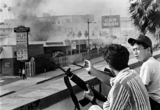 1992년 4월 29일 시작된 로스엔젤레스(LA) 폭동으로 한인들이 평생 일군 상점들이 약탈되거나 불탔다. 무장 강도와 폭도들의 공격으로 목숨도 위태로웠다. 미 정부가 사태를 방관하자 한인들은 스스로를 지키기 위해 총을 들었다. 재미한인들은 LA폭동을 ‘4·29’라고 부른다.