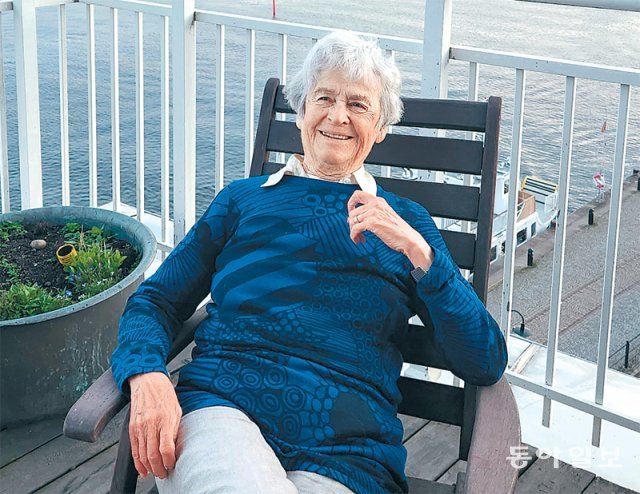 비르기타 팔름보리 씨(90)가 지난달 10일 스웨덴 스톡홀름 자택 발코니에 앉아 미소 짓고 있다. 그는 매달 받는 연금의 상당 부분을 이민자들을 위해 기부하고 있다. 스톡홀름=박민우 기자 minwoo@donga.com