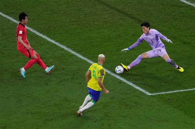 한국의 골키퍼 김승규(오른쪽)가 6일 열린 브라질과의 경기에서 히샤를리송의 슈팅을 막고 있다. 도하=AP 뉴시스
